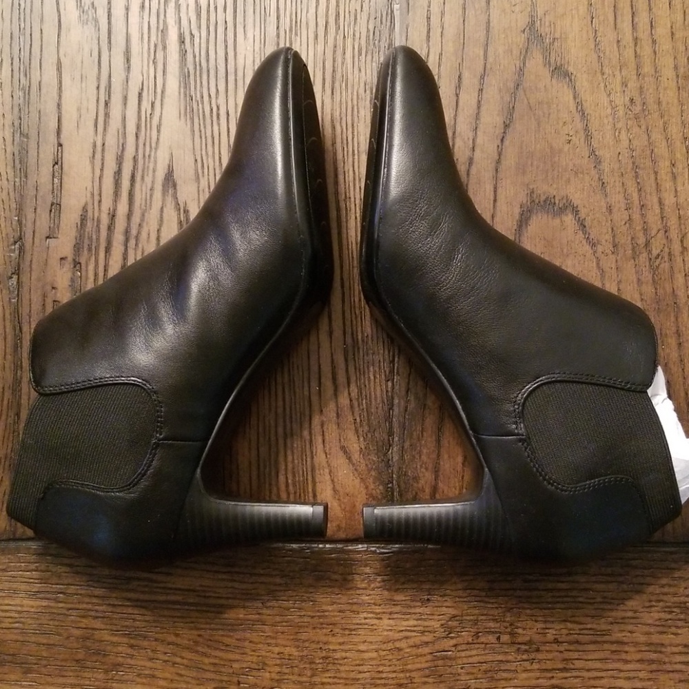 Bandolino black leather booties